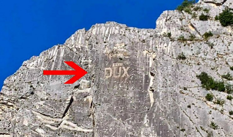 Ιταλία: Σάλος με την αποκατάσταση επιγραφής σε βράχο που παραπέμπει στον Μουσολίνι