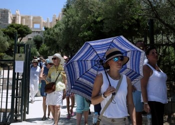 Τουρισμός χωρίς υποχρεωτικά τεστ – Για ποιους ανοίγουν πρώτα τα σύνορα