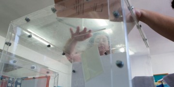 Εκλογές σήμερα στο εκλογικό τμήμα στα Εξάρχεια όπου εκλάπη η κάλπη