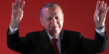 Νέες απειλές Ερντογάν κατά της Ελλάδας και βολές κατά του Μακρόν