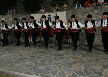Μικρασιάτικο γλέντι... σαν άλλοτε στα Φάρσαλα (βίντεο)