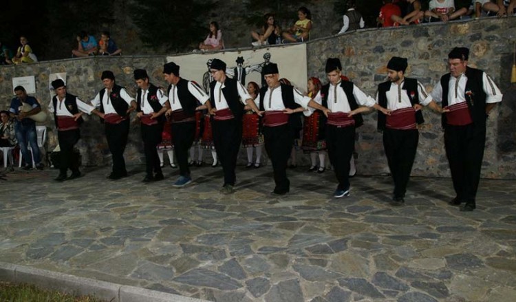 Μικρασιάτικο γλέντι... σαν άλλοτε στα Φάρσαλα (βίντεο)