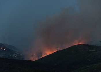 Φωτιά Εύβοια: Μάχη των πυροσβεστών με τις φλόγες για δεύτερη νύχτα