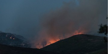 Φωτιά Εύβοια: Μάχη των πυροσβεστών με τις φλόγες για δεύτερη νύχτα