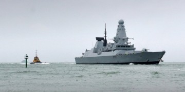 Με βρετανική συνοδεία τα εμπορικά πλοία στον Περσικό