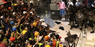 Χονγκ Κονγκ: Νέες βίαιες συγκρούσεις διαδηλωτών-αστυνομίας (βίντεο)