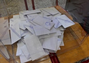 Κουκουλοφόροι έκλεψαν κάλπη από τα Εξάρχεια