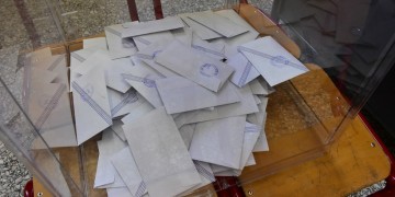 Κουκουλοφόροι έκλεψαν κάλπη από τα Εξάρχεια