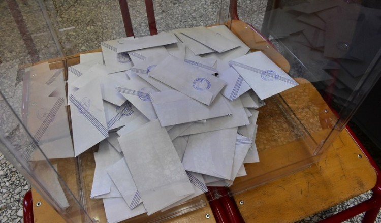 Κουκουλοφόροι έκλεψαν κάλπη από τα Εξάρχεια