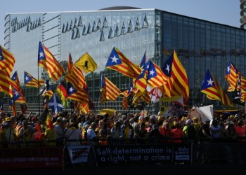 Πανηγυρική συνεδρίαση του Ευρωκοινοβουλίου με καταλανική διαδήλωση και βρετανικό σόου