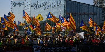 Πανηγυρική συνεδρίαση του Ευρωκοινοβουλίου με καταλανική διαδήλωση και βρετανικό σόου