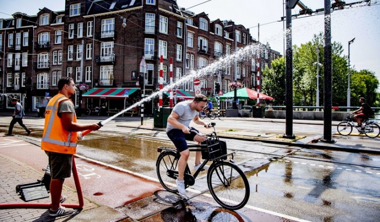 Η Ευρώπη λιώνει από τον καύσωνα – Νέες θερμοκρασίες ρεκόρ