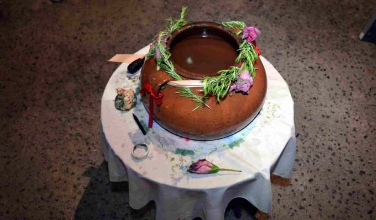 Για 15η χρονιά αναβίωσε το έθιμο του Αϊ-Γιάννη του Κλήδονα στα προσφυγικά της Καλαμάτας