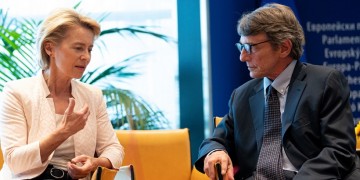 Η Ούρσουλα φον ντερ Λάιεν συναντά σήμερα Γιούνκερ και Τουσκ στις Βρυξέλλες