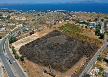 Μετά από ένα χρόνο καθαρίζεται το οικόπεδο με τα εύφλεκτα υλικά στο Μάτι