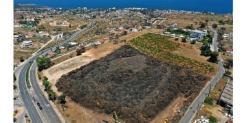 Μετά από ένα χρόνο καθαρίζεται το οικόπεδο με τα εύφλεκτα υλικά στο Μάτι