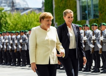 Απίστευτο: Η Μέρκελ άκουσε καθιστή τον εθνικό ύμνο της Γερμανίας! (φωτο)