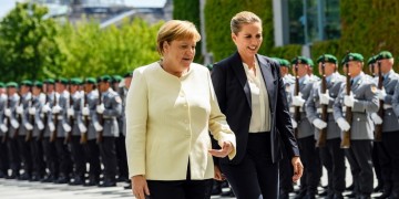 Απίστευτο: Η Μέρκελ άκουσε καθιστή τον εθνικό ύμνο της Γερμανίας! (φωτο)