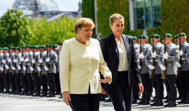 Απίστευτο: Η Μέρκελ άκουσε καθιστή τον εθνικό ύμνο της Γερμανίας! (φωτο)