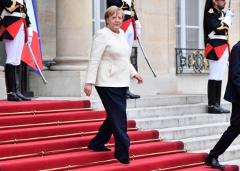 Λαχανιασμένη εμφανίστηκε η Μέρκελ μπροστά στις κάμερες στο Παρίσι