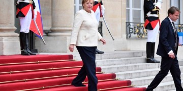 Λαχανιασμένη εμφανίστηκε η Μέρκελ μπροστά στις κάμερες στο Παρίσι