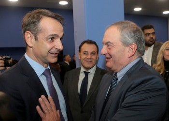 Ο Μητσοτάκης βλέπει Σαμαρά, Καραμανλή στη Βουλή