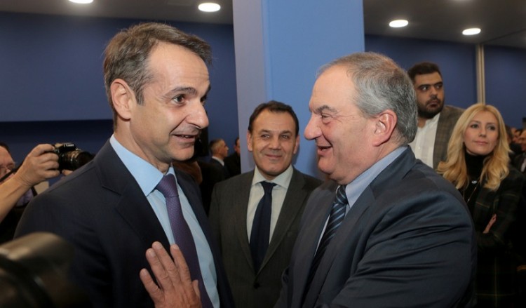 Ο Μητσοτάκης βλέπει Σαμαρά, Καραμανλή στη Βουλή