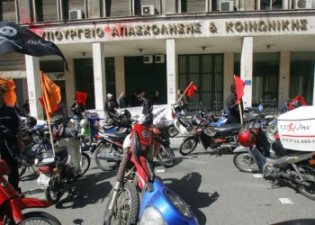 Τι προβλέπει εγκύκλιος για την προστασία διανομέων με δίκυκλο