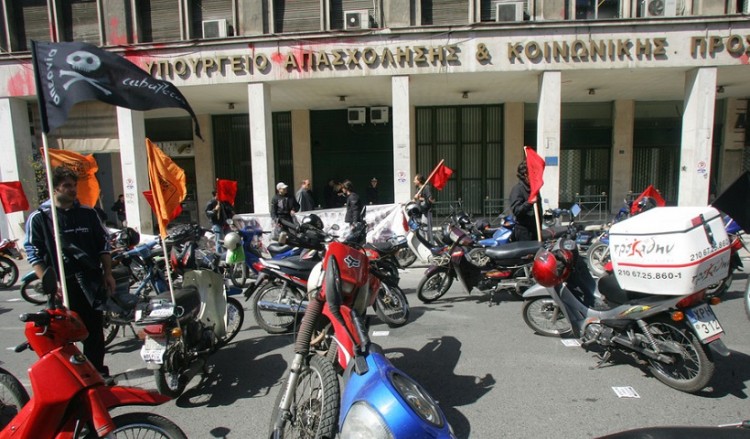 Τι προβλέπει εγκύκλιος για την προστασία διανομέων με δίκυκλο