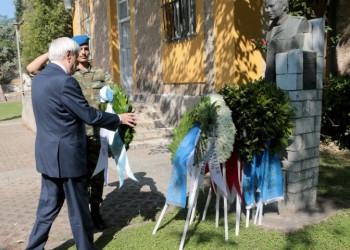 45η επέτειος Αποκατάστασης Δημοκρατίας: Στεφάνι στην προτομή του Μουστακλή από τον Παυλόπουλο (φωτο)