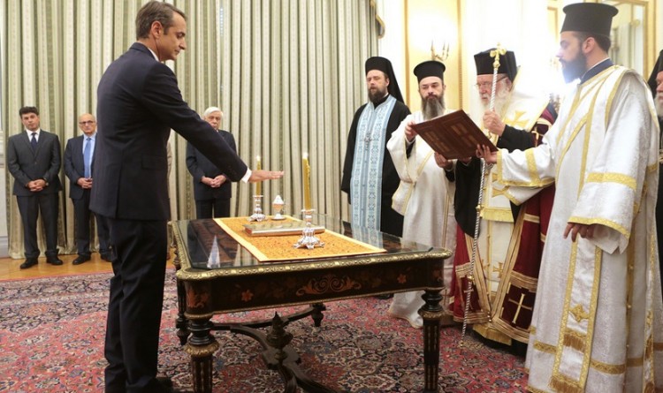 Ορκίστηκε ο Κυριάκος Μητσοτάκης – Ο Αλέξης Τσίπρας παρέδωσε το γραφείο του