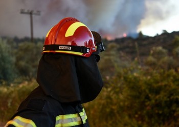 Μεγάλη φωτιά στα Καλύβια – Μήνυμα από το 112 για εκκένωση και της Αναβύσσου