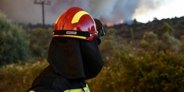 Μεγάλη φωτιά στα Καλύβια – Μήνυμα από το 112 για εκκένωση και της Αναβύσσου