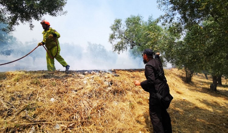 Σε κάθε φωτιά στην Αργολίδα ο ιερέας εθελοντής πυροσβέστης από το Ναύπλιο! (φωτο)