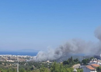 Φωτιά τώρα στη Ραφήνα