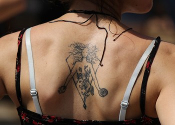 Έρευνα για τα τατουάζ σε σχέση με την προστασία στον ήλιο, και τις... προκαταλήψεις