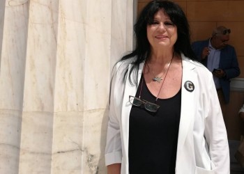 Η Άννα Βαγενά στη Βουλή με κονκάρδα για τα 100 χρόνια από τη Γενοκτονία των Ποντίων