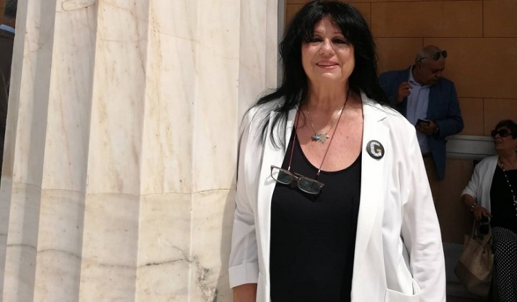 Η Άννα Βαγενά στη Βουλή με κονκάρδα για τα 100 χρόνια από τη Γενοκτονία των Ποντίων