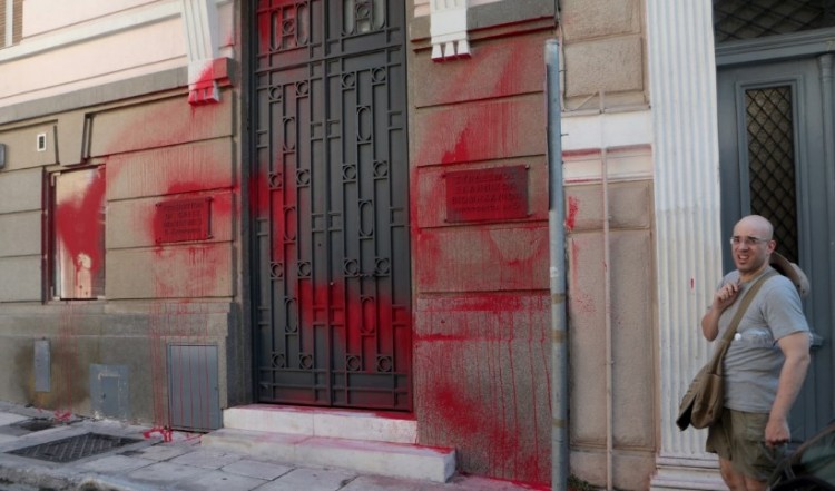 Στόχος του Ρουβίκωνα το κτήριο του ΣΕΒ στο Σύνταγμα