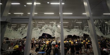 Χονγκ Κονγκ: Εισβολή διαδηλωτών στο κοινοβούλιο (βίντεο)