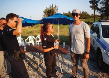 Αστυνομικοί από τη Βουλγαρία περιπολούν στην παραλιακή ζώνη της Ροδόπης