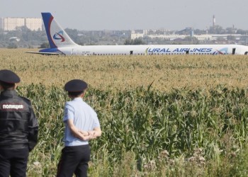 Αναγκαστική προσγείωση αεροσκάφους σε χωράφι κοντά στη Μόσχα (βίντεο)