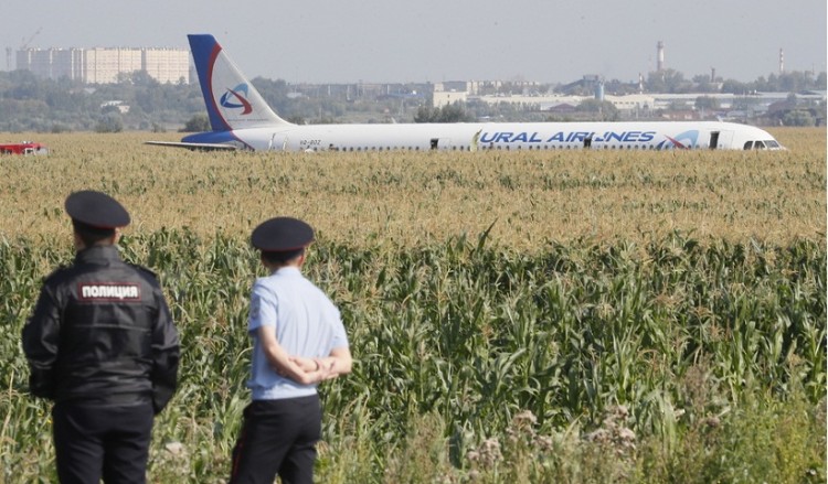 Αναγκαστική προσγείωση αεροσκάφους σε χωράφι κοντά στη Μόσχα (βίντεο)