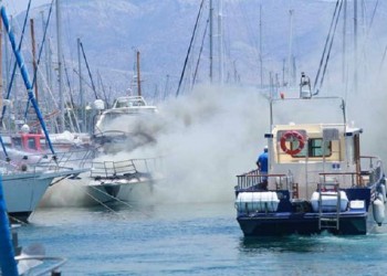 Πυρκαγιά σε σκάφος στη Γλυφάδα