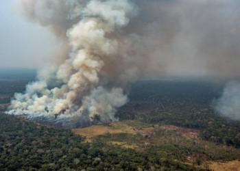 Φωτιές στον Αμαζόνιο: Η Βραζιλία δέχεται με όρους τη διεθνή βοήθεια