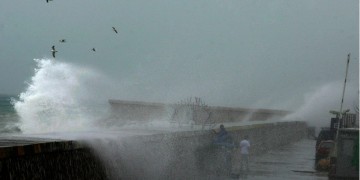 Πέφτει η θερμοκρασία σήμερα, παραμένει το μελτέμι
