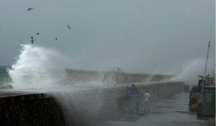 Πέφτει η θερμοκρασία σήμερα, παραμένει το μελτέμι