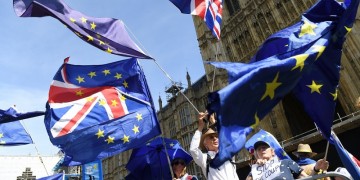 Διαδηλώσεις σε όλη τη Βρετανία κατά της αναστολής λειτουργίας του κοινοβουλίου