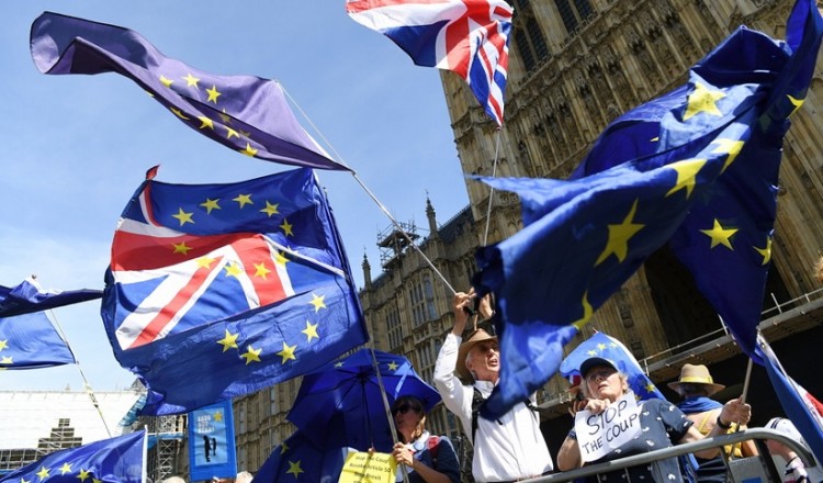 Διαδηλώσεις σε όλη τη Βρετανία κατά της αναστολής λειτουργίας του κοινοβουλίου