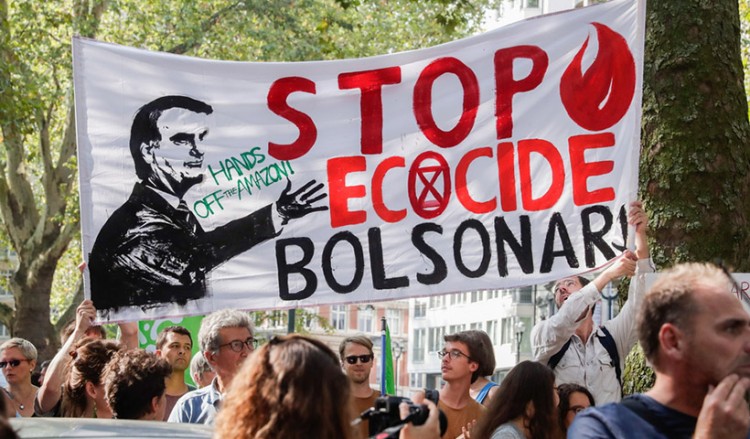 Φωτιές στον Αμαζόνιο: Ο Μπολσονάρου θέλει πρώτα μια συγγνώμη από τον Μακρόν